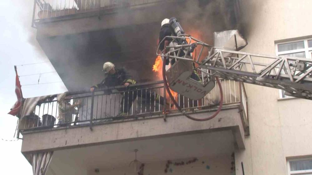 Antalya’da korkutan ev yangını
